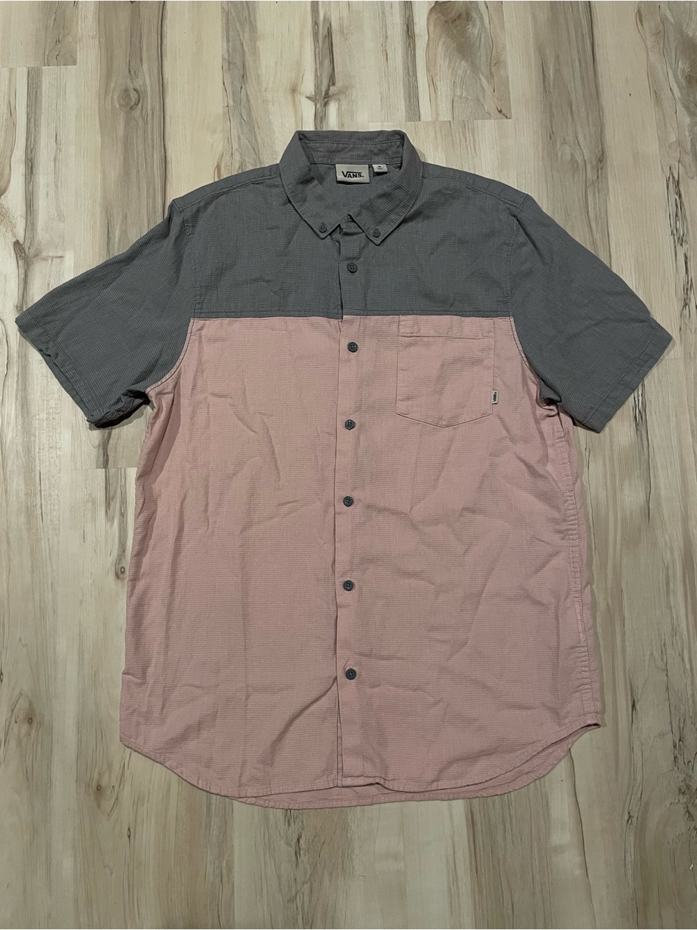 VANS Men's medium Short Sleeve Button Front Shirt Gray Pink